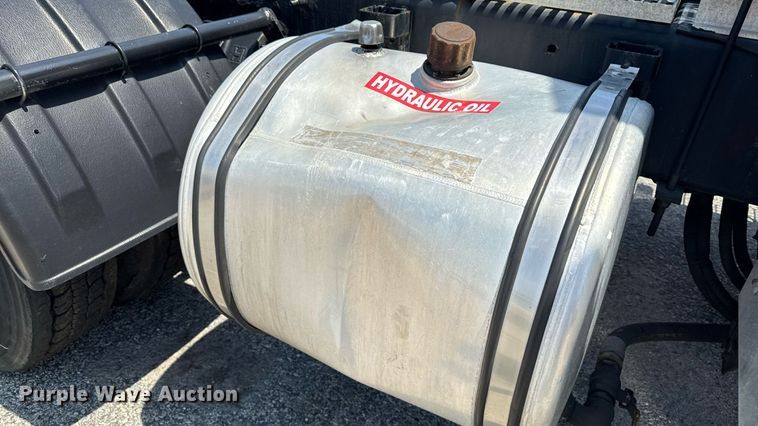 image for item MZ9406 2013 Caterpillar CT660S semi truck