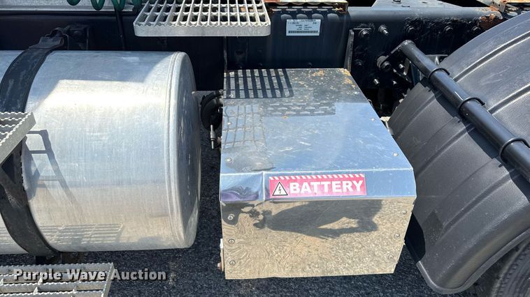 image for item MZ9406 2013 Caterpillar CT660S semi truck