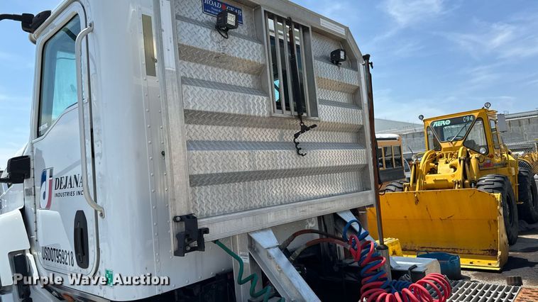 image for item MZ9406 2013 Caterpillar CT660S semi truck