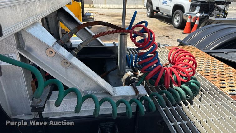 image for item MZ9406 2013 Caterpillar CT660S semi truck