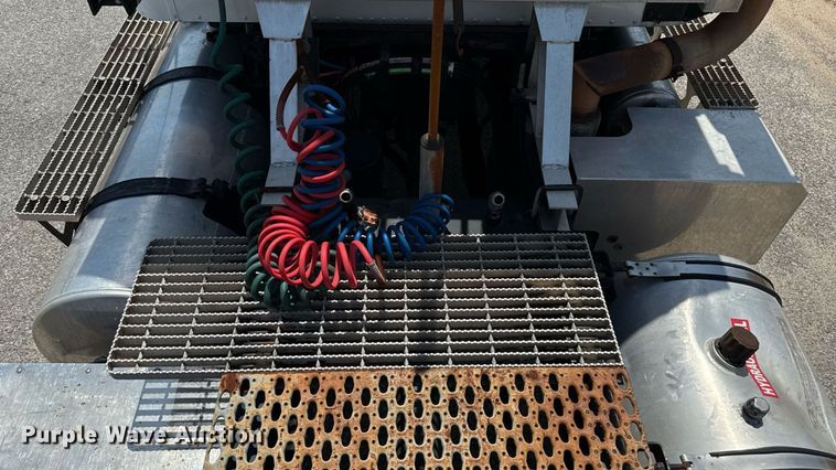 image for item MZ9406 2013 Caterpillar CT660S semi truck