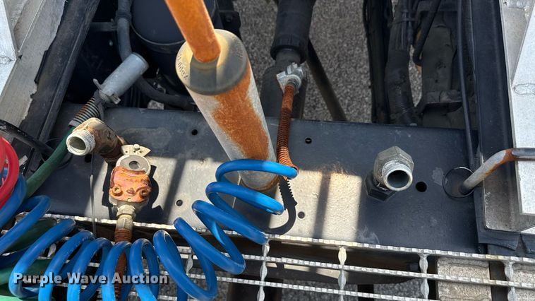 image for item MZ9406 2013 Caterpillar CT660S semi truck