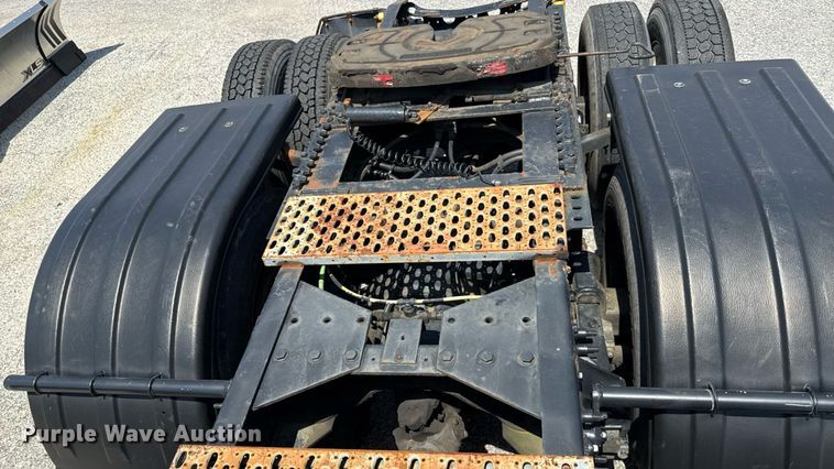 image for item MZ9406 2013 Caterpillar CT660S semi truck