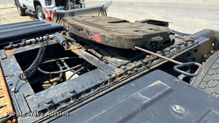 image for item MZ9406 2013 Caterpillar CT660S semi truck