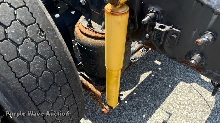 image for item MZ9406 2013 Caterpillar CT660S semi truck