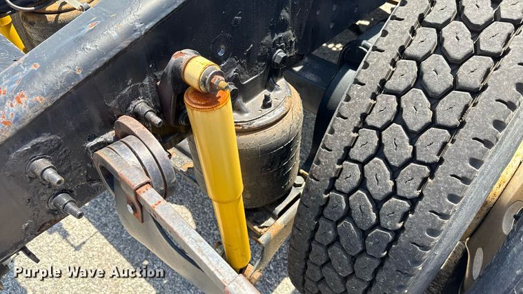 image for item MZ9406 2013 Caterpillar CT660S semi truck