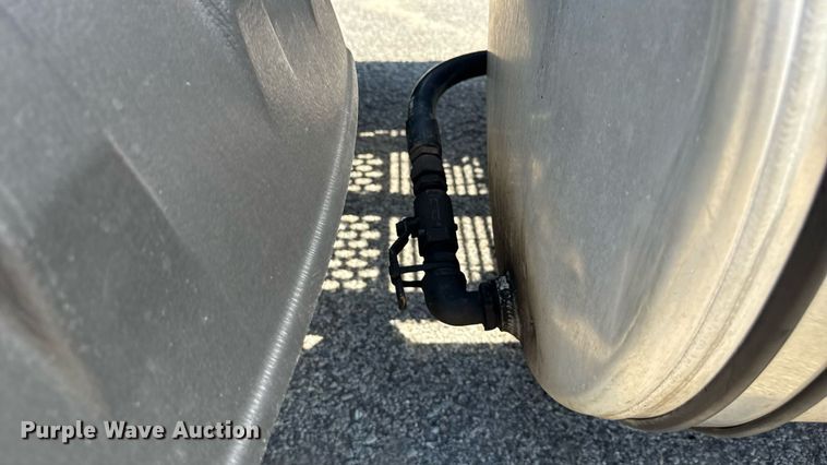 image for item MZ9406 2013 Caterpillar CT660S semi truck