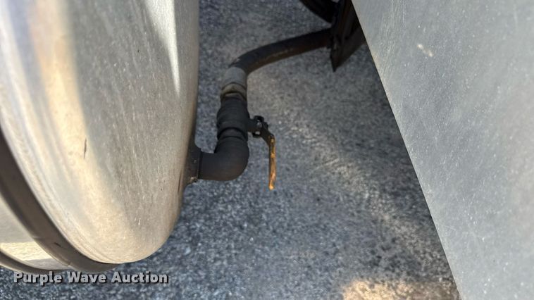 image for item MZ9406 2013 Caterpillar CT660S semi truck