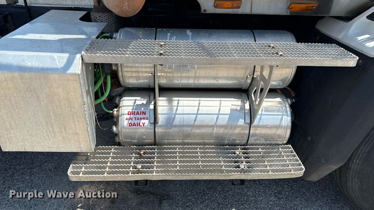 image for item MZ9406 2013 Caterpillar CT660S semi truck