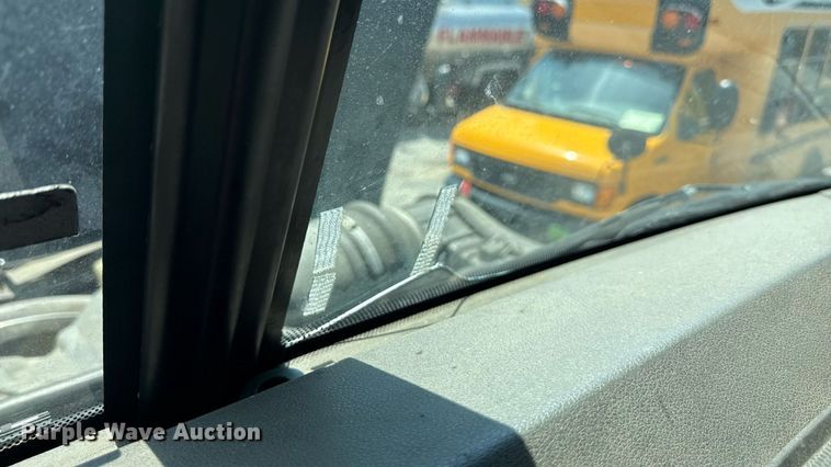 image for item MZ9406 2013 Caterpillar CT660S semi truck