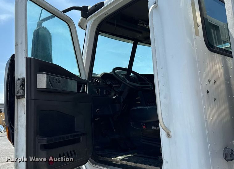 image for item MZ9406 2013 Caterpillar CT660S semi truck