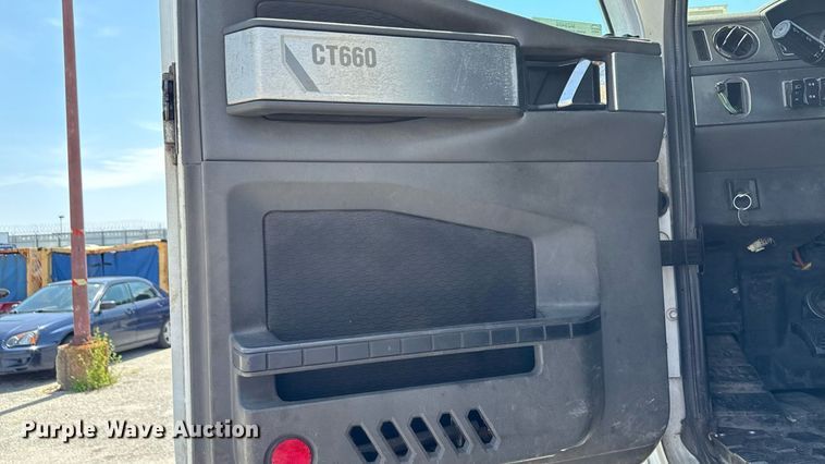 image for item MZ9406 2013 Caterpillar CT660S semi truck