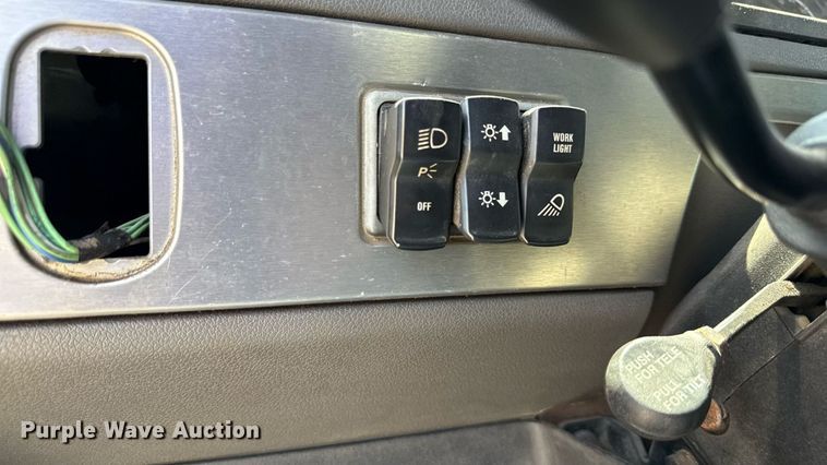 image for item MZ9406 2013 Caterpillar CT660S semi truck