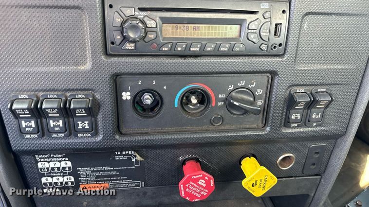 image for item MZ9406 2013 Caterpillar CT660S semi truck