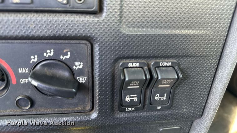 image for item MZ9406 2013 Caterpillar CT660S semi truck