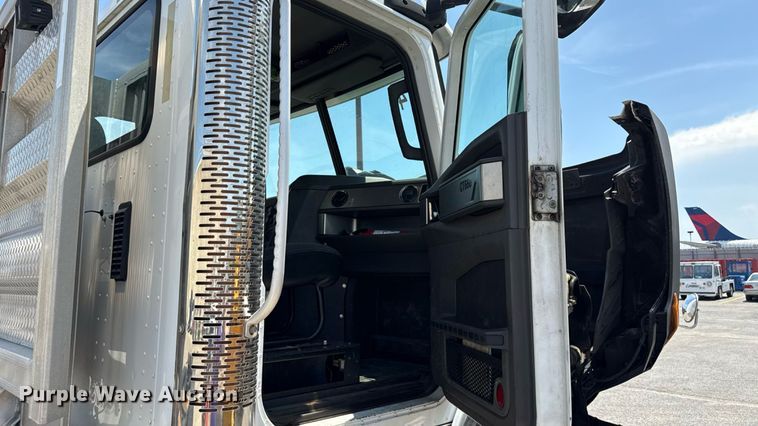 image for item MZ9406 2013 Caterpillar CT660S semi truck