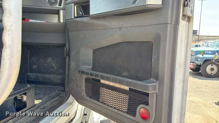 image for item MZ9406 2013 Caterpillar CT660S semi truck