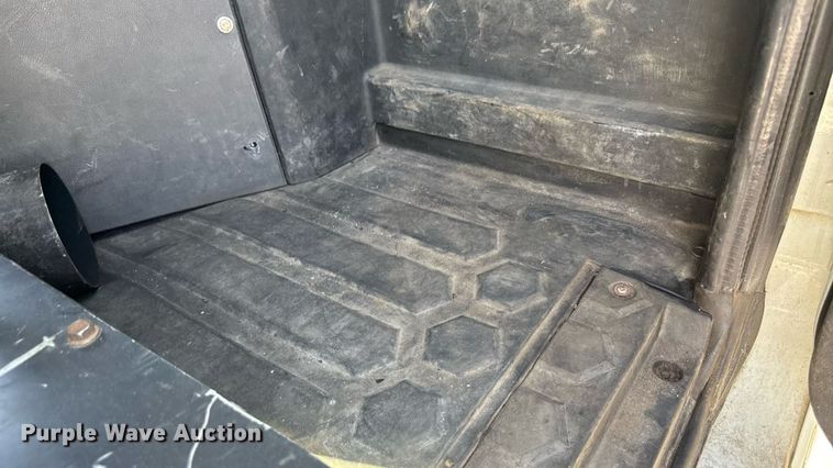 image for item MZ9406 2013 Caterpillar CT660S semi truck