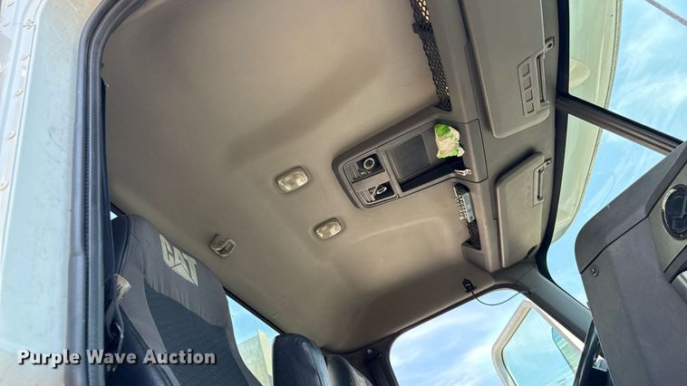 image for item MZ9406 2013 Caterpillar CT660S semi truck