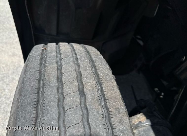 image for item MZ9406 2013 Caterpillar CT660S semi truck