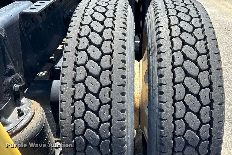 image for item MZ9406 2013 Caterpillar CT660S semi truck