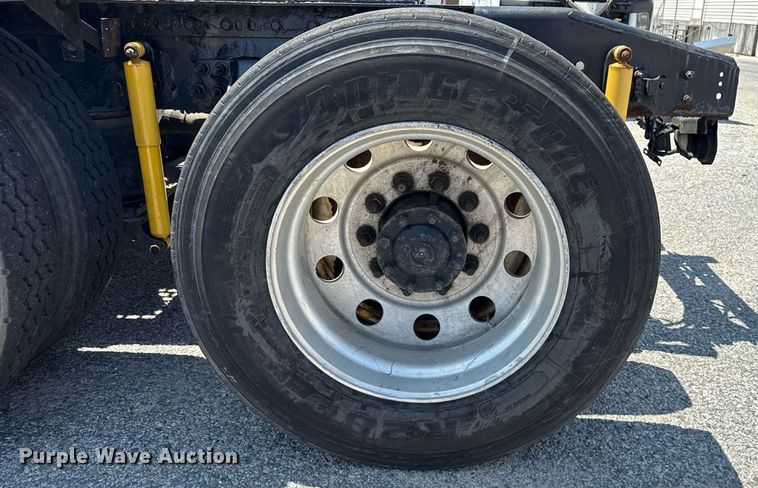 image for item MZ9406 2013 Caterpillar CT660S semi truck