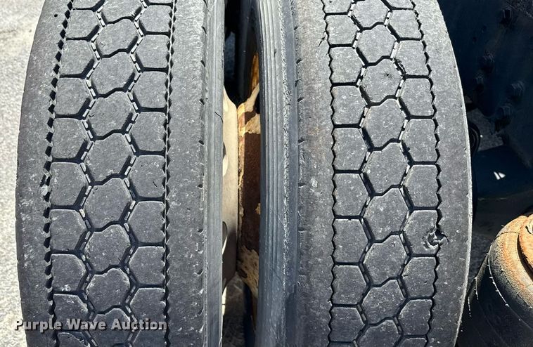 image for item MZ9406 2013 Caterpillar CT660S semi truck