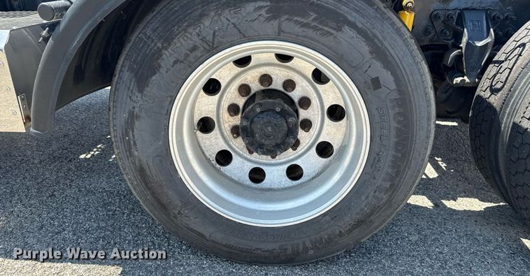 image for item MZ9406 2013 Caterpillar CT660S semi truck