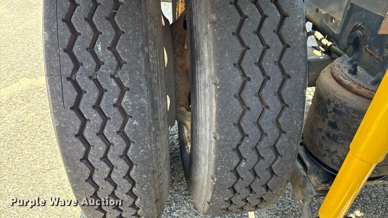 image for item MZ9406 2013 Caterpillar CT660S semi truck