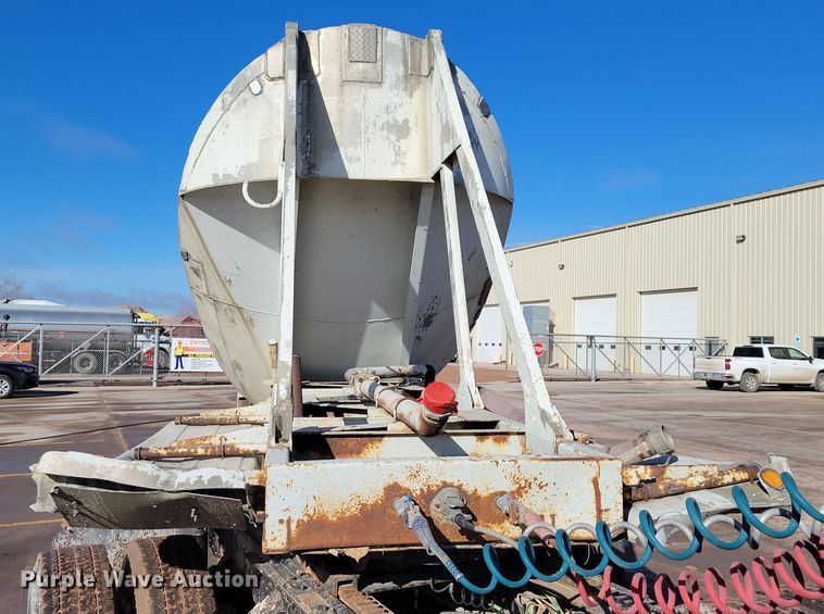 image for item NB9850 1983 Fruehauf HAB-F3-J1300 pneumatic dry bulk trailer