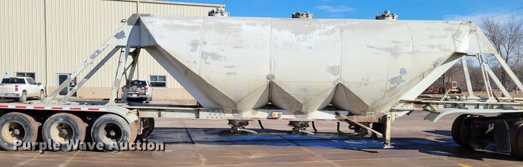 image for item NB9850 1983 Fruehauf HAB-F3-J1300 pneumatic dry bulk trailer