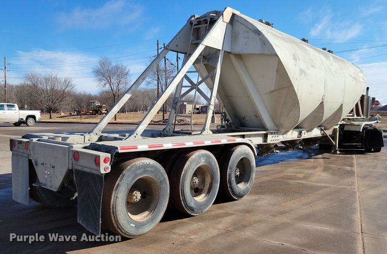 image for item NB9850 1983 Fruehauf HAB-F3-J1300 pneumatic dry bulk trailer