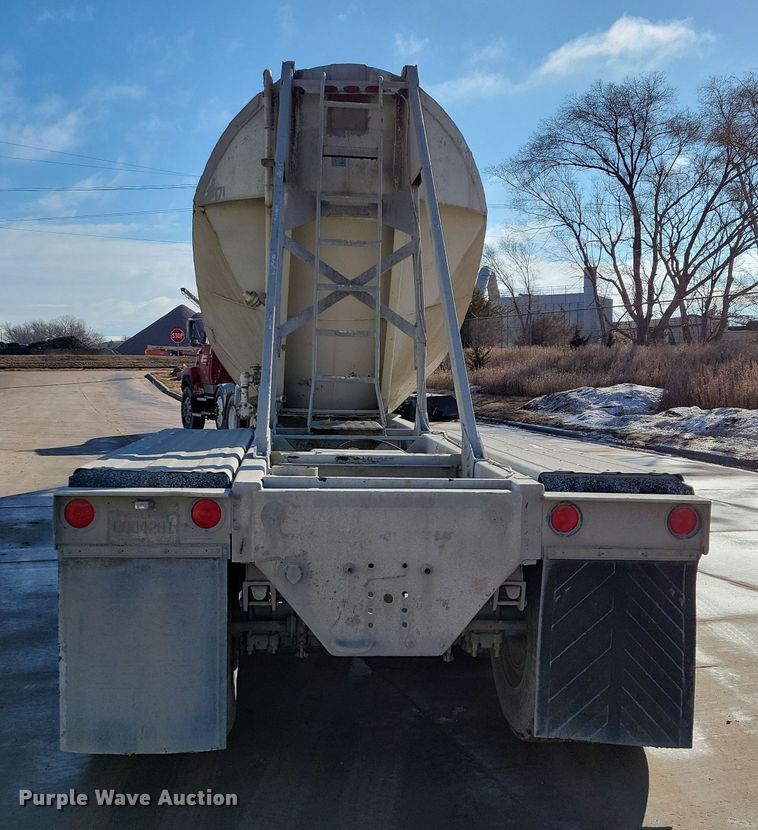 image for item NB9850 1983 Fruehauf HAB-F3-J1300 pneumatic dry bulk trailer