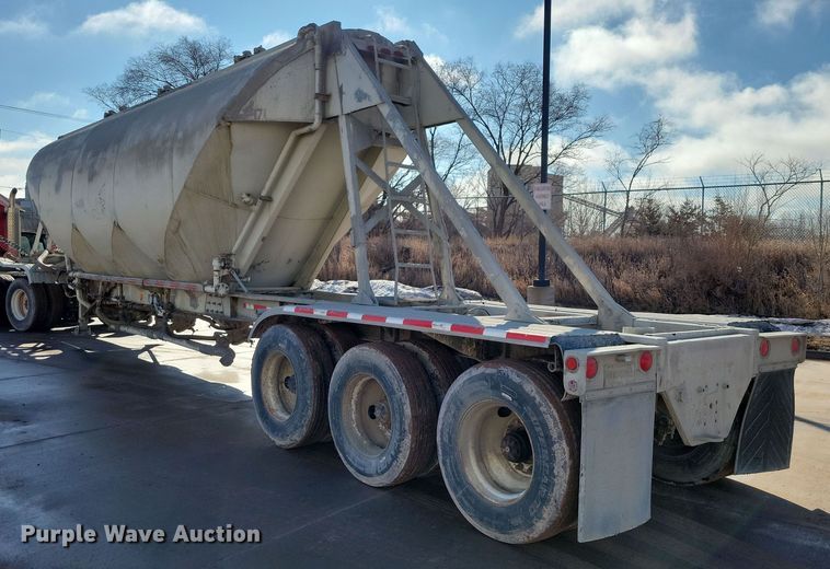 image for item NB9850 1983 Fruehauf HAB-F3-J1300 pneumatic dry bulk trailer