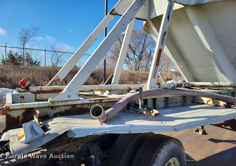 image for item NB9850 1983 Fruehauf HAB-F3-J1300 pneumatic dry bulk trailer