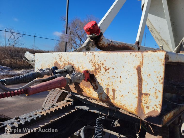 image for item NB9850 1983 Fruehauf HAB-F3-J1300 pneumatic dry bulk trailer