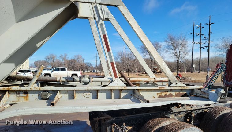 image for item NB9850 1983 Fruehauf HAB-F3-J1300 pneumatic dry bulk trailer