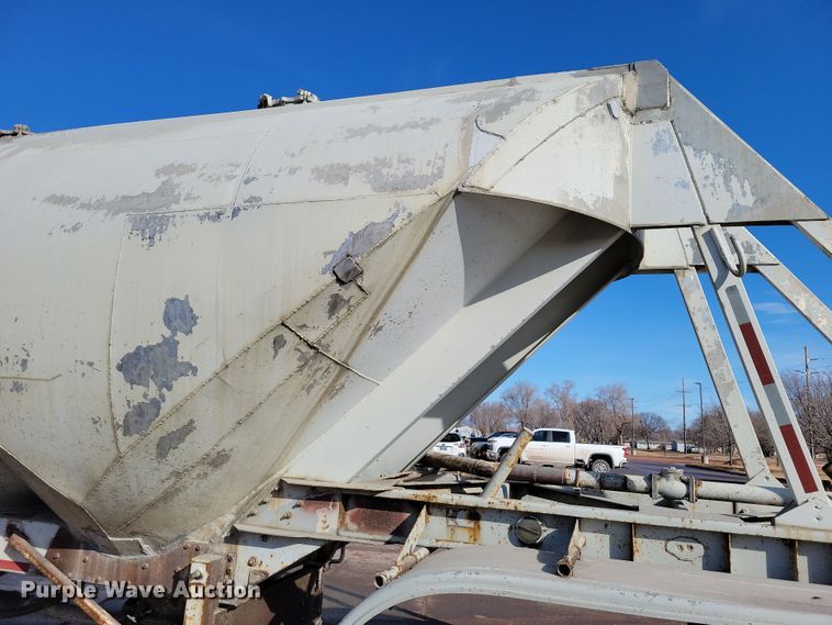 image for item NB9850 1983 Fruehauf HAB-F3-J1300 pneumatic dry bulk trailer