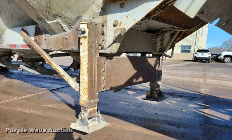 image for item NB9850 1983 Fruehauf HAB-F3-J1300 pneumatic dry bulk trailer