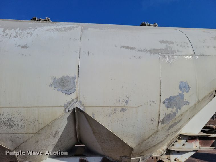 image for item NB9850 1983 Fruehauf HAB-F3-J1300 pneumatic dry bulk trailer