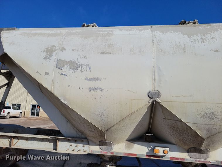 image for item NB9850 1983 Fruehauf HAB-F3-J1300 pneumatic dry bulk trailer