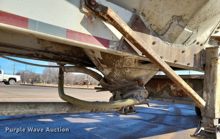 image for item NB9850 1983 Fruehauf HAB-F3-J1300 pneumatic dry bulk trailer