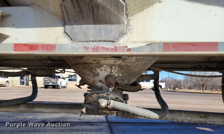 image for item NB9850 1983 Fruehauf HAB-F3-J1300 pneumatic dry bulk trailer