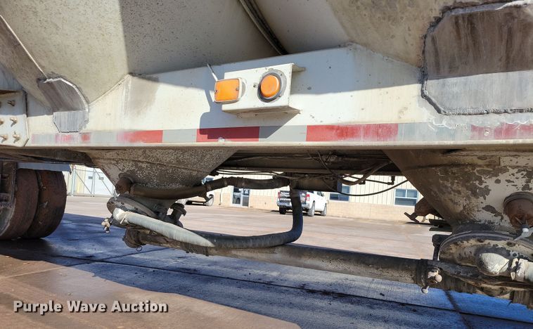 image for item NB9850 1983 Fruehauf HAB-F3-J1300 pneumatic dry bulk trailer