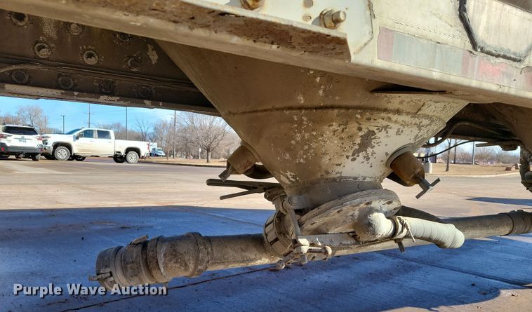 image for item NB9850 1983 Fruehauf HAB-F3-J1300 pneumatic dry bulk trailer