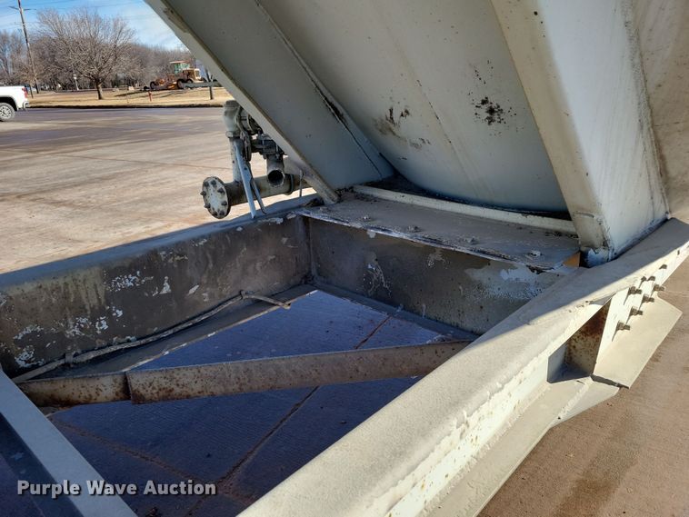 image for item NB9850 1983 Fruehauf HAB-F3-J1300 pneumatic dry bulk trailer