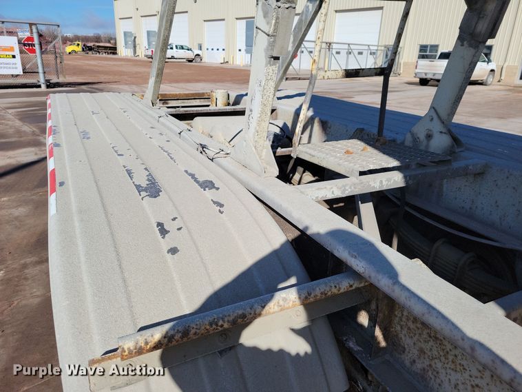 image for item NB9850 1983 Fruehauf HAB-F3-J1300 pneumatic dry bulk trailer