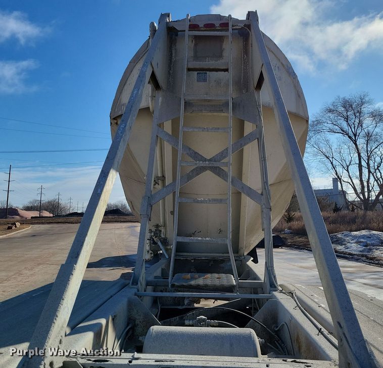 image for item NB9850 1983 Fruehauf HAB-F3-J1300 pneumatic dry bulk trailer