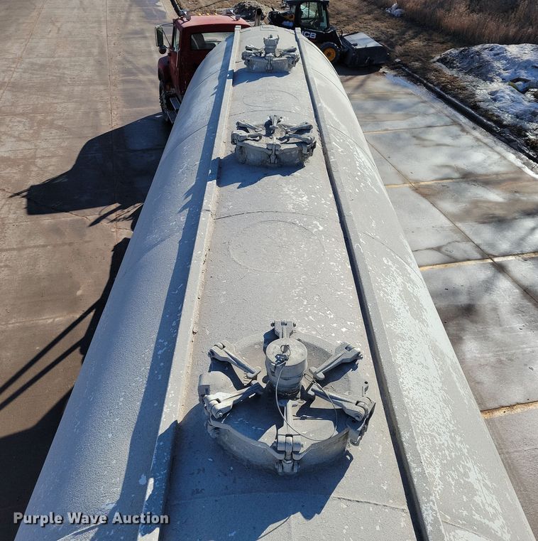 image for item NB9850 1983 Fruehauf HAB-F3-J1300 pneumatic dry bulk trailer