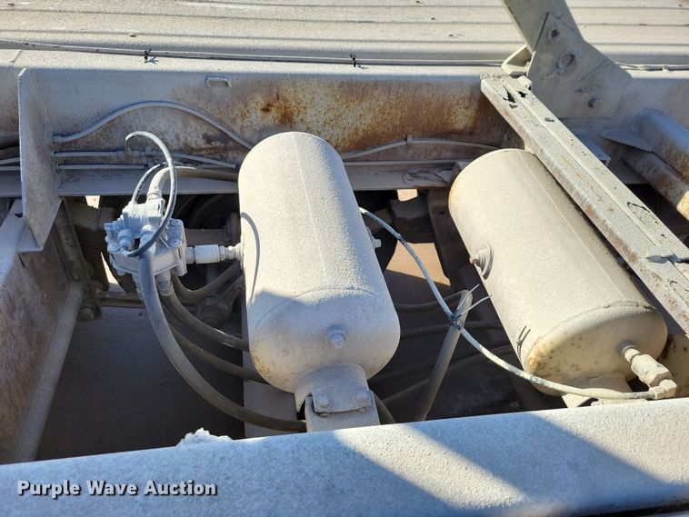 image for item NB9850 1983 Fruehauf HAB-F3-J1300 pneumatic dry bulk trailer